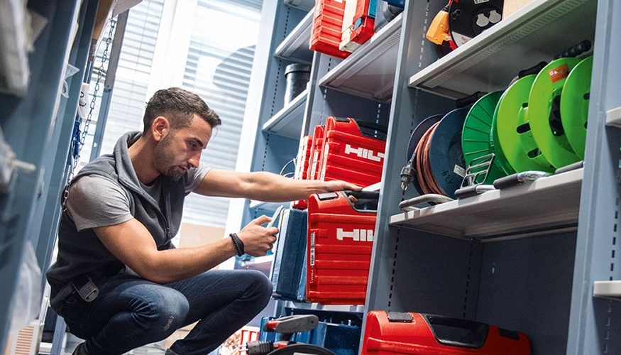 ON!Track liest die robusten Barcode Etiketten und Bluetooth-Tags auf Ihren Geräten und Maschinen aus und nutzt unsere cloudbasierte Software für Betriebsmittelverwaltung und Bestandsmanagement auf ihrem Mobilgerät oder Desktop, um alle wichtigen Informationen für Sie bereitzustellen.