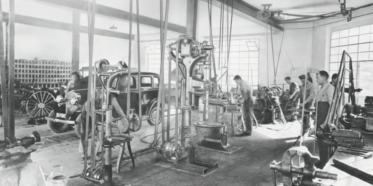 Maschinenbau und Zentralgarage Eugen Hilti um 1935
2. von rechts: Eugen Hilti (1911-1964)
Analogbild: Heiner Hilti, Schaan