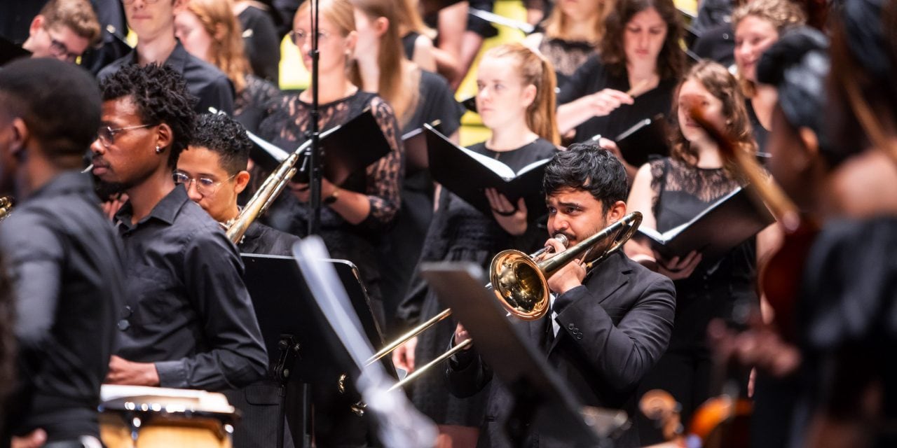 Bregenz, 8.8.2023
Bregenzer Festspiele, ZWISCHEN HIMMEL UND ERDE
VON DER KUNST DES TRAUERNS
Eine musikalische Collage aus Wolfgang Amadeus Mozarts Requiem (1791)
und südafrikanischen Beerdigungsgesängen, 

Dirigent Gerald Wirth, Idee Künstlerische Leitung Orchester Klaus Christa, Choreinstudierung Paul Burtscher

Landesjugendchor VOICES
Bochabela String Orchestra & Friends